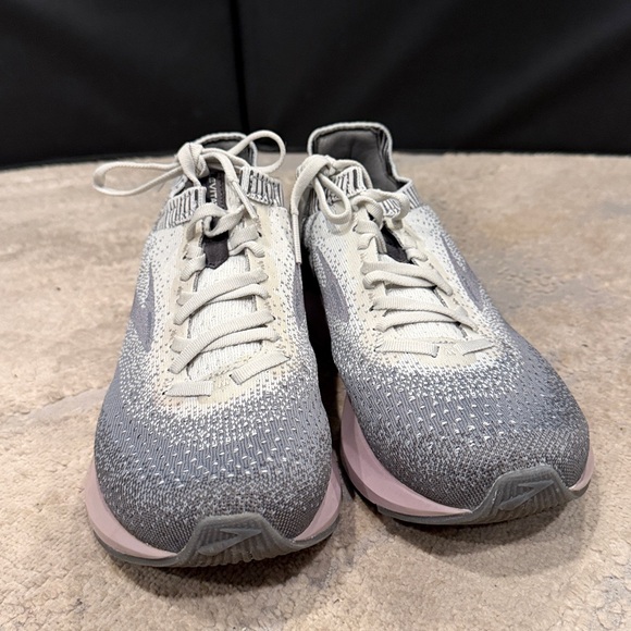 Brooks Levitate 2 Women's Running Shoes Size 9.5 B (Medium) Gray and pink EUC - Picture 2 of 9